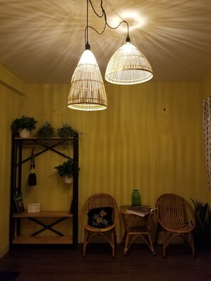 Quarto casal design, 1 cama Queen, sacada, vista para o pátio | Frigobar (abastecido com alguns itens grátis), cofres nos quartos