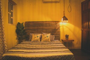 Design-Doppelzimmer, 1 Queen-Bett, Balkon, Blick auf den Innenhof | Minibar (mit einigen kostenlosen Artikeln), Zimmersafe, Schreibtisch