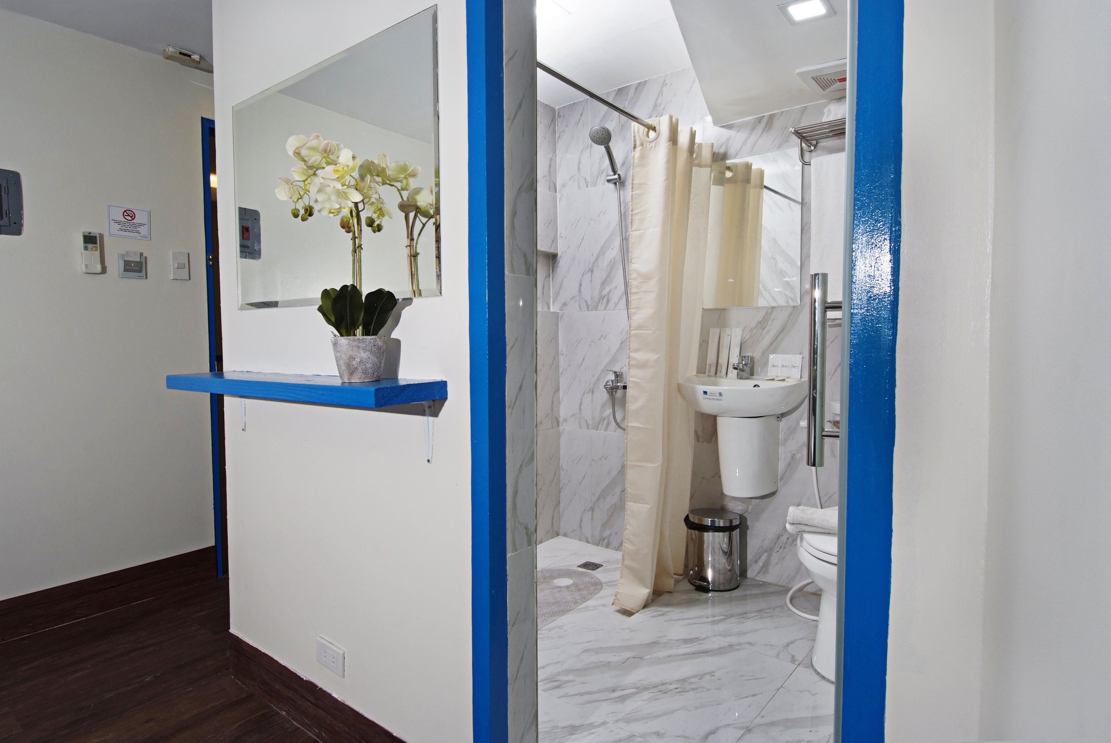 Un baño moderno con ducha, inodoro y lavamanos.