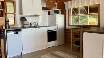 Full-size fridge, microwave, oven, stovetop