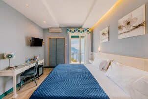 Large Deluxe Double Room, Sea View | 고급 침구, 미니바, 책상, 노트북 작업 공간