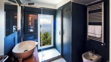 Camera Deluxe Vista Mare | Bagno | Doccia, set di cortesia gratuito, asciugacapelli, accappatoio