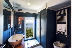 Large Deluxe Double Room, Sea View | Baño | Ducha, artículos de higiene personal gratuitos y secador de pelo