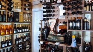 Una bodega con numerosas botellas de vino organizadas en estantes y armarios de madera.
