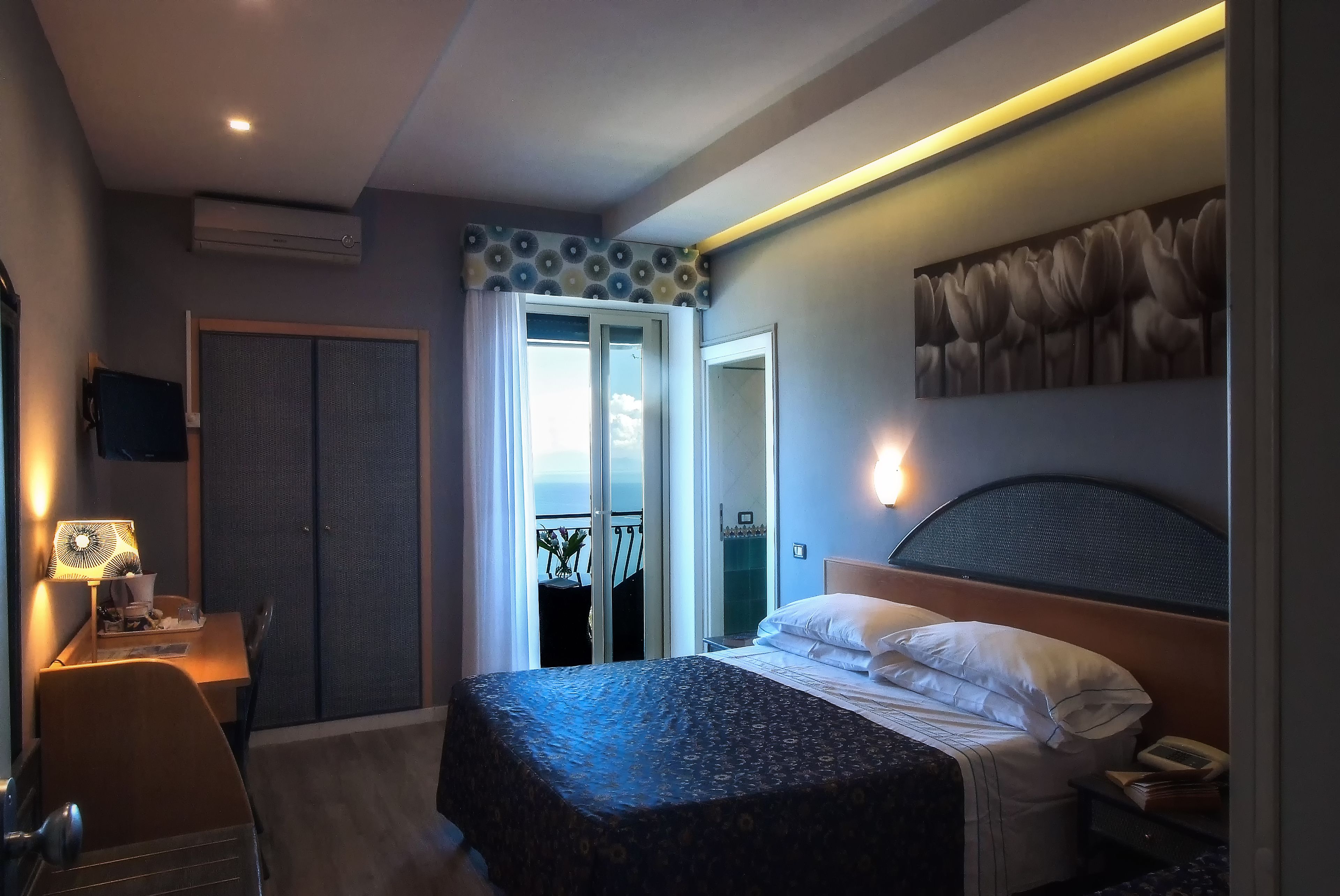 large deluxe double room, sea view | 1 bedroom, premium bedding, minibar, desk