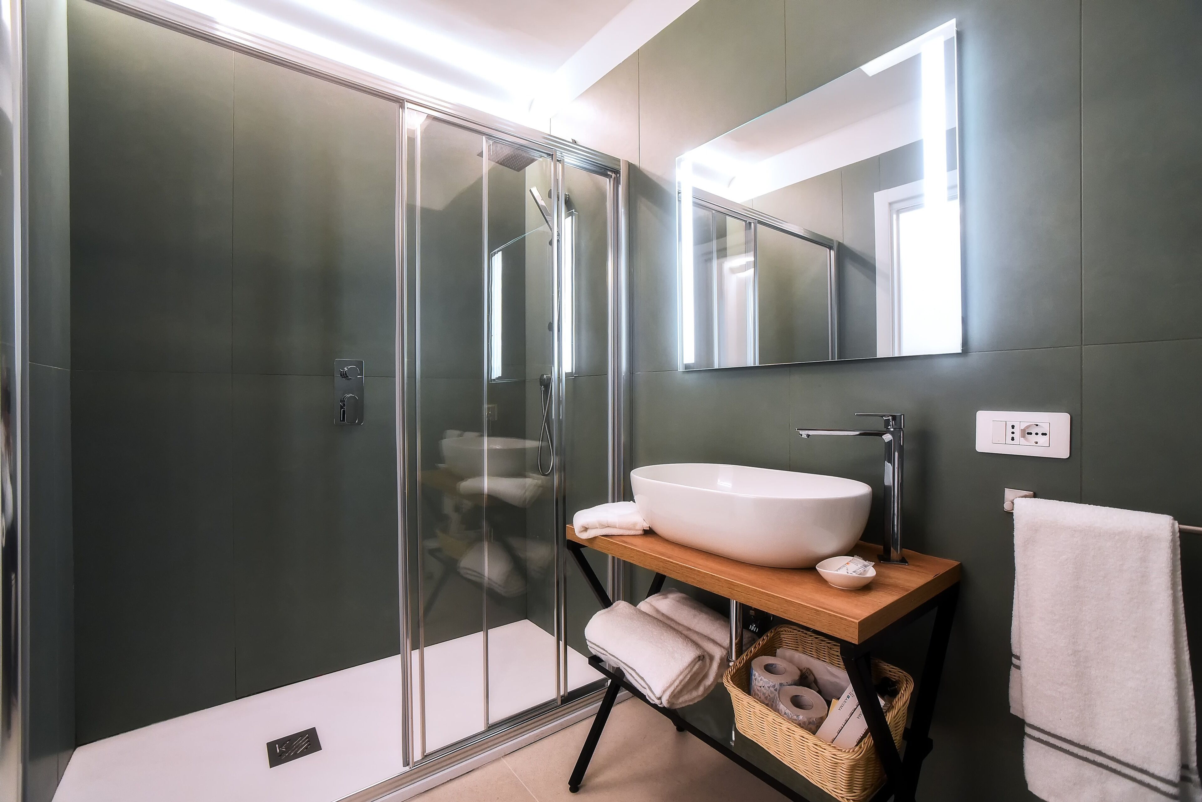 camera deluxe design vista mare | 1 bedroom, premium bedding, minibar, desk