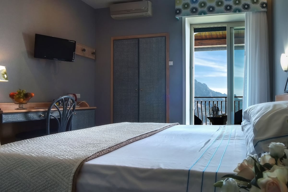 large deluxe double room, sea view | 1 bedroom, premium bedding, minibar, desk