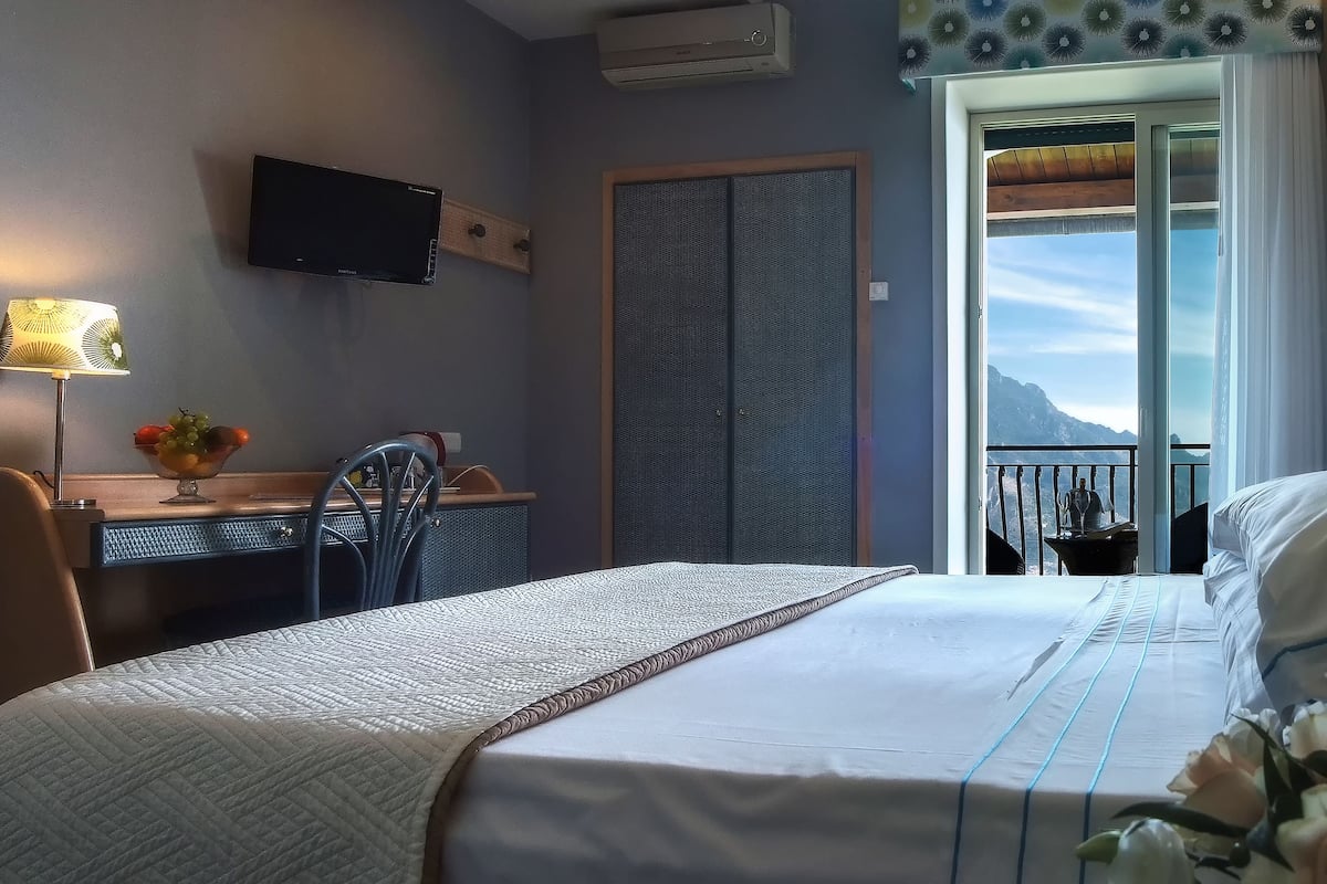 Large Deluxe Double Room, Sea View | Luxe beddengoed, een minibar, een bureau, een laptopwerkplek