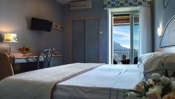 Large Deluxe Double Room, Sea View | Ropa de cama de alta calidad, minibar y escritorio