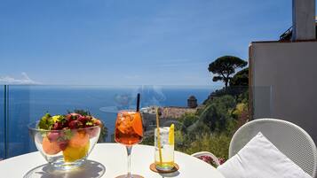 Camera Deluxe Design Vista Mare | Premium bedding, minibar, desk, laptop workspace