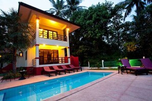 Outdoor pool, pool umbrellas, pool loungers - 3 Bedroom Island View Villa Koh Phangan SDV233-By Samui Dream Villas (Ko Pha-ngan)