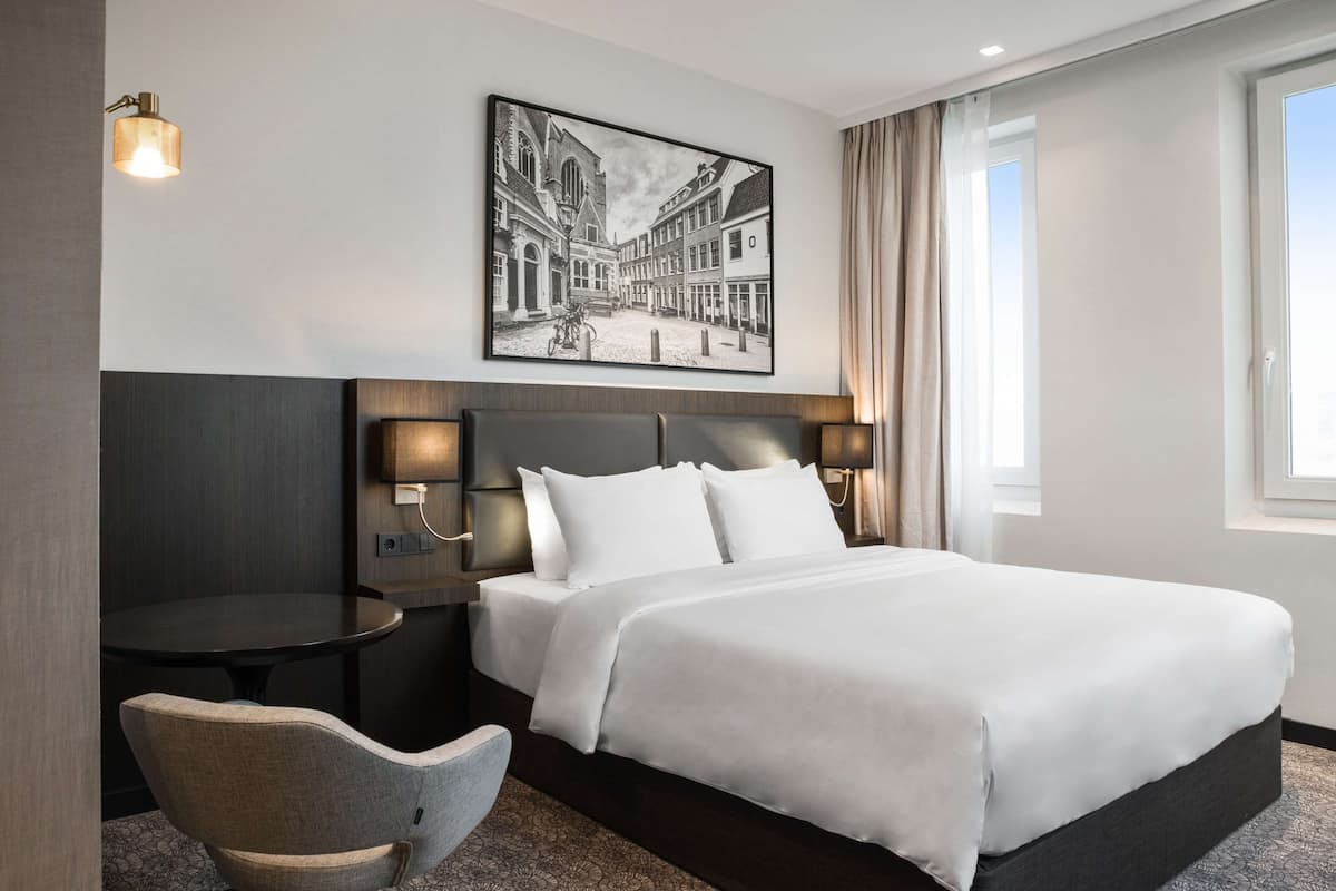 1 sovrum, sängtillbehör av högsta kvalitet, duntäcken och minibar