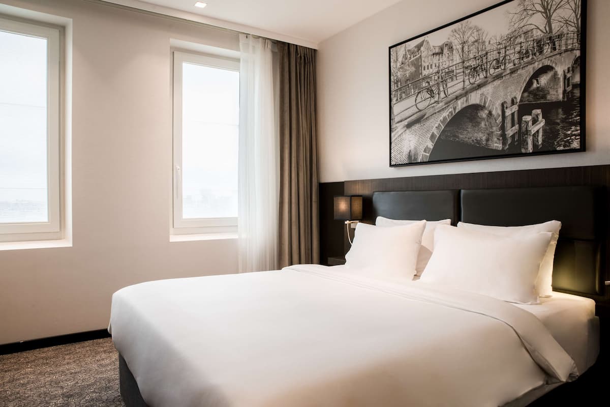 1 sovrum, sängtillbehör av högsta kvalitet, duntäcken och minibar