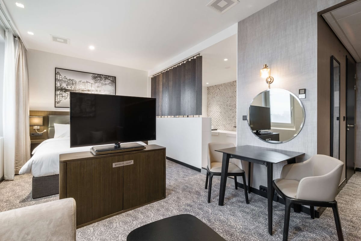 Rom – premium | Sengetøy av topp kvalitet, dundyner, minibar og safe på rommet