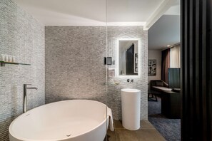 Studio Suite Premium | Kamar mandi | Perlengkapan kamar mandi ramah lingkungan dan pengering rambut
