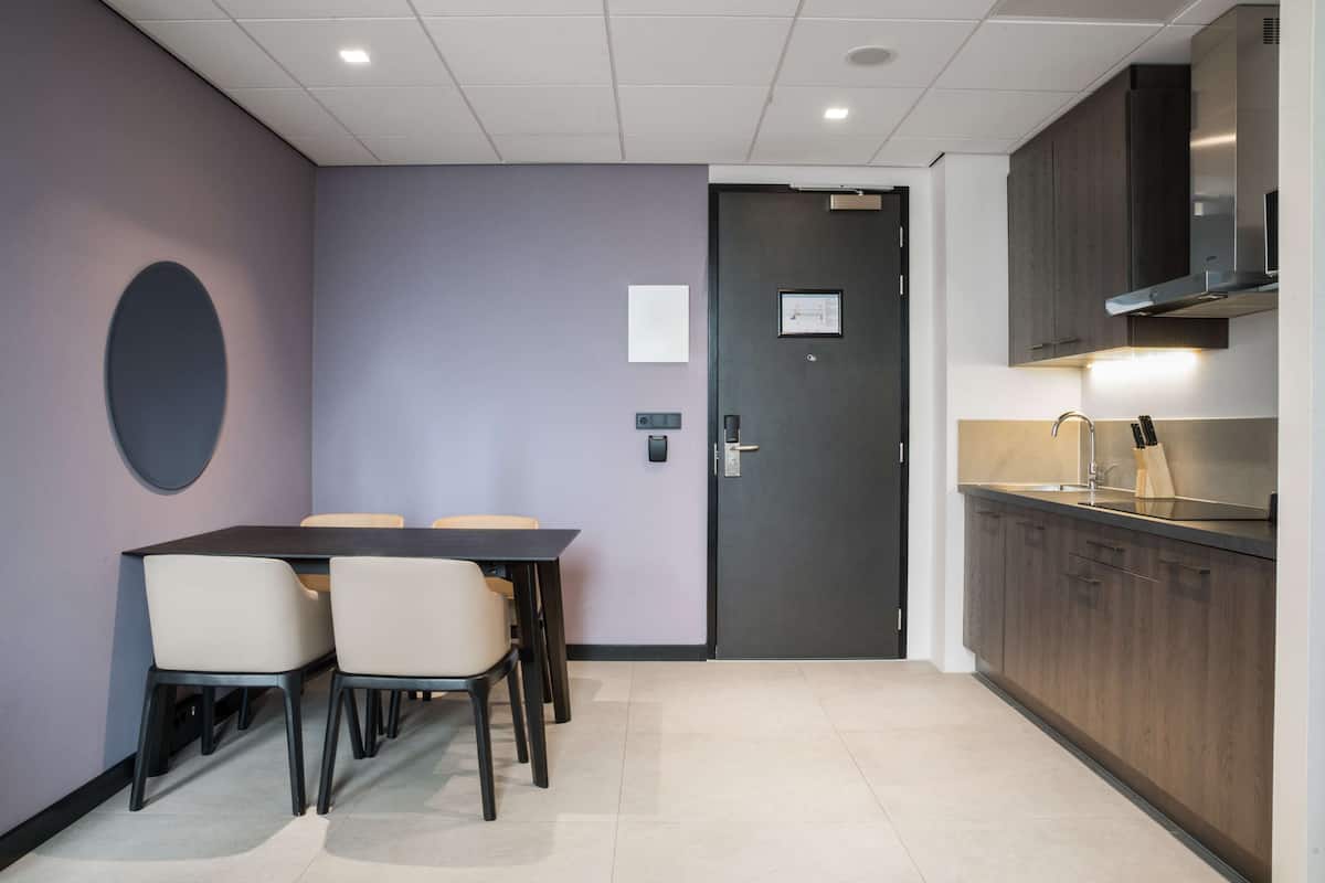 Studiosuite – premium | Sengetøy av topp kvalitet, dundyner, minibar og safe på rommet