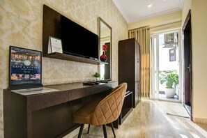 Habitación Deluxe doble, 1 cama doble | 1 dormitorio, escritorio, wifi gratis y ropa de cama