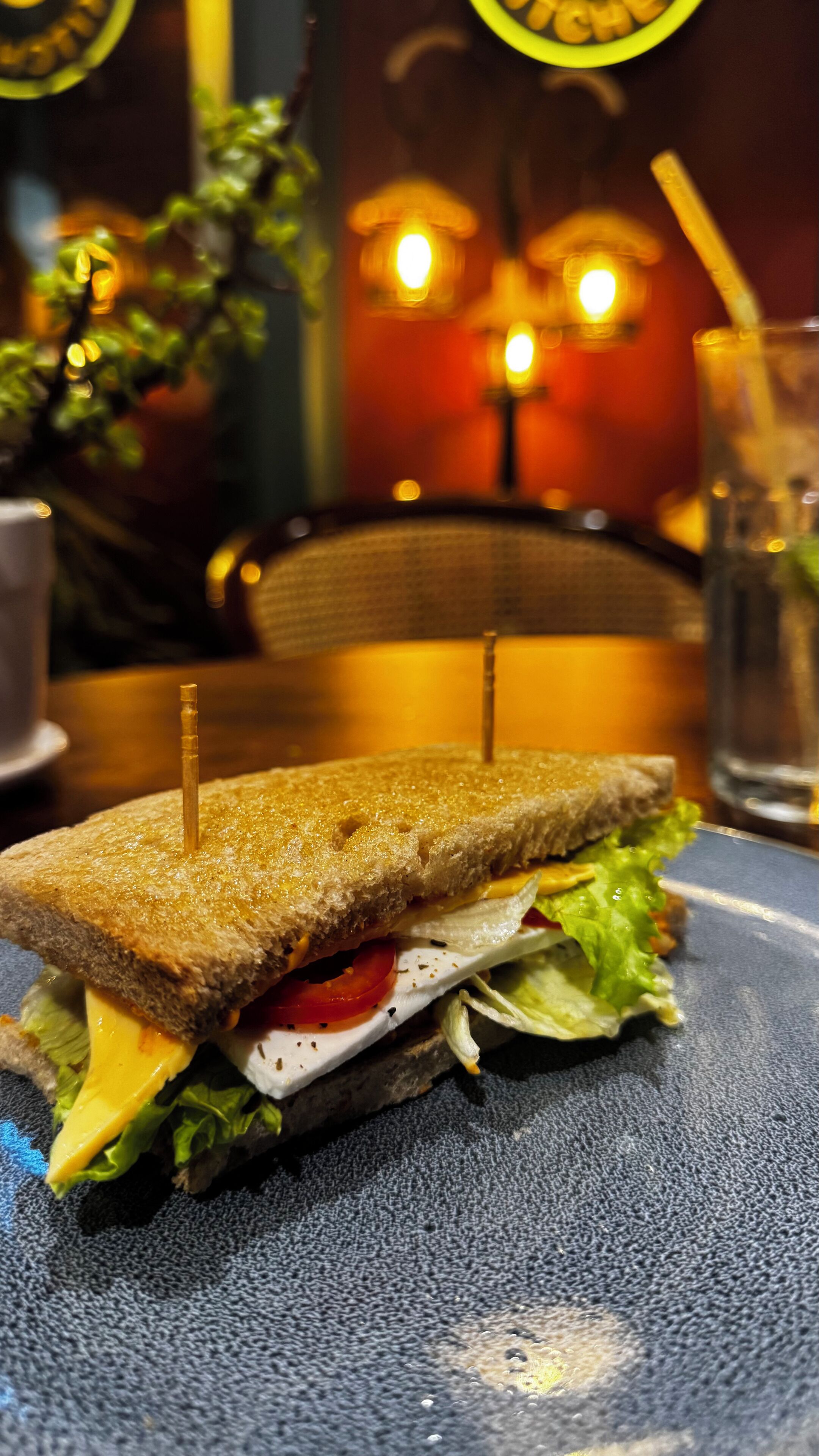 Un sandwich avec un cure-dent posé sur une table.