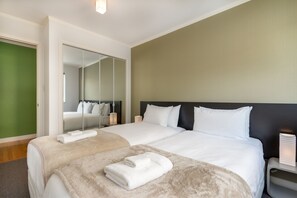 Caja de seguridad en la habitación y escritorio