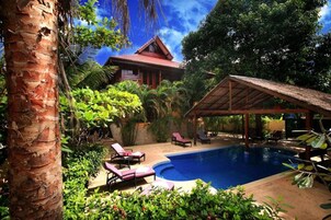 Una piscina al aire libre