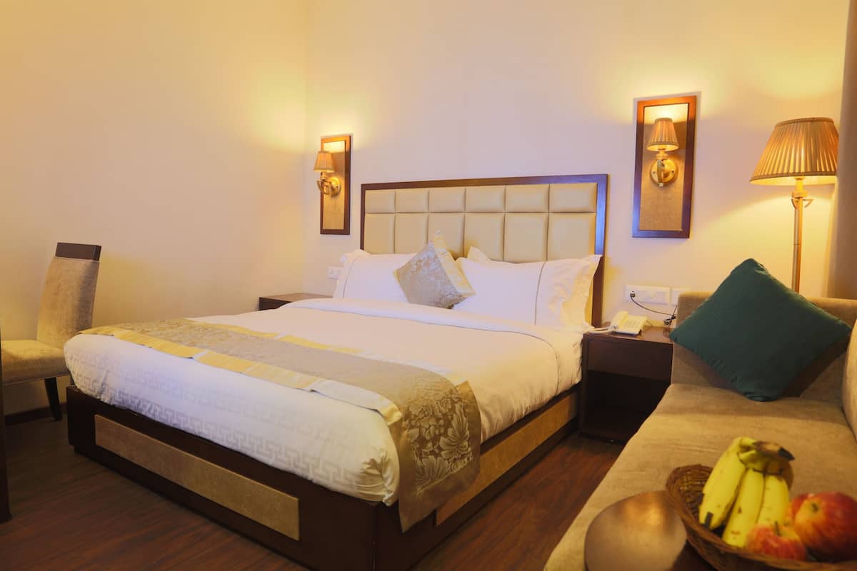 Kamar Comfort, 1 Tempat Tidur King | Minibar, brankas, meja kerja, dan setrika/meja setrika