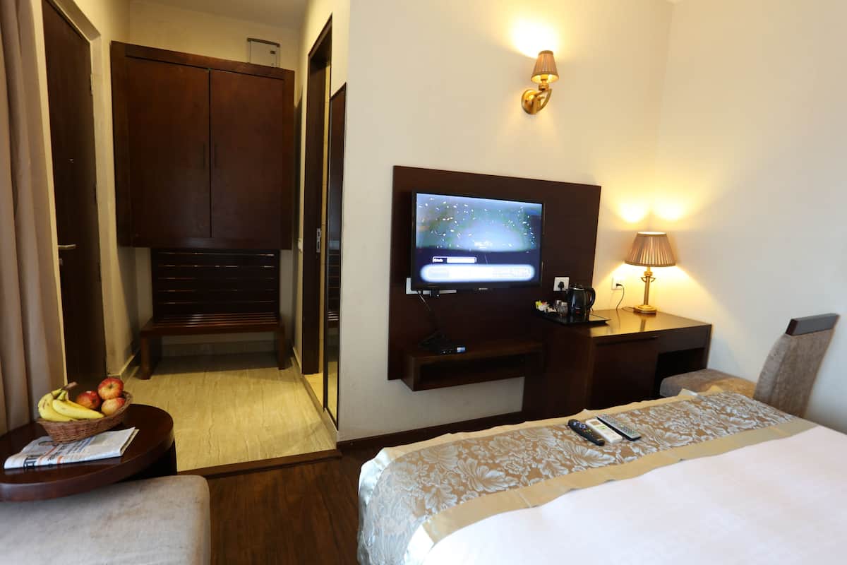 Minibar, brankas, meja kerja, dan setrika/meja setrika