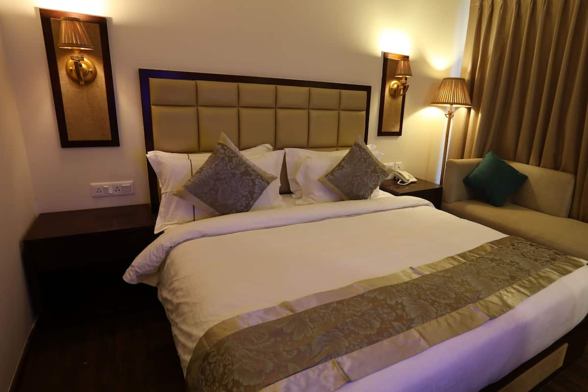Kamar Mewah, 1 Tempat Tidur King | Minibar, brankas, meja kerja, dan setrika/meja setrika