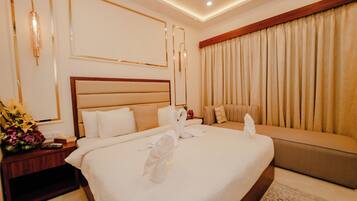 Suite Royal, 1 habitación, vista a la alberca | Minibar, caja de seguridad en la habitación y escritorio