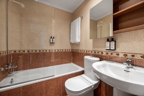 Eco-friendly toiletries, hair dryer, towels, soap - Apartamentos El Cid (Burgos)