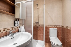 Articles de toilette écologiques, sèche-cheveux, serviettes fournies