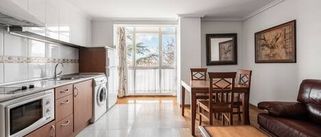 Full-size fridge, microwave, stovetop, coffee/tea maker