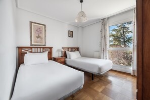 Desk, laptop workspace, iron/ironing board, free WiFi - Apartamentos El Cid (Burgos)