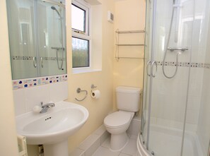 Apartment, 2 Bedrooms | Bathroom | Combined shower/tub, free toiletries, hair dryer, towels - Annandale Court Serviced Apartments (Redhill)