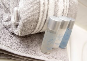 Apartment, 2 Bedrooms | Bathroom amenities | Combined shower/tub, free toiletries, hair dryer, towels - Annandale Court Serviced Apartments (Redhill)