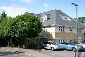 Property entrance - Annandale Court Serviced Apartments (Redhill)