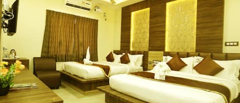 Estudio familiar, 2 habitaciones, con acceso para personas discapacitadas, vista a la ciudad | Caja de seguridad en la habitación, escritorio y insonorización