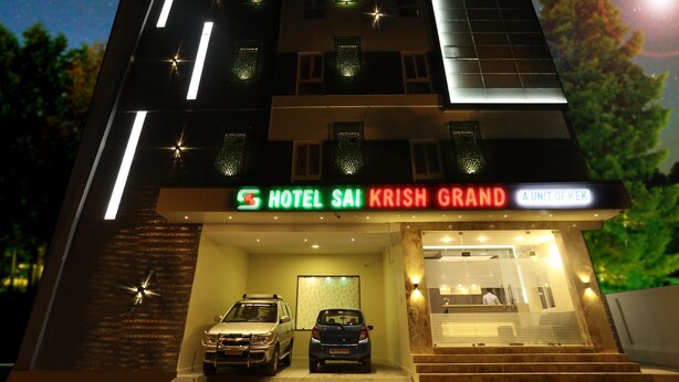 Un hotel de varios pisos con un letrero llamativo que dice "HOTEL SAI KRISH GRAND".