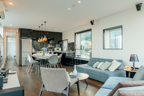 Penthouse (Extra futon will be provided for the 7th guest) | Living area