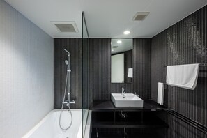 Suite, 3 habitaciones (Extra futon for the 7th guest) | Baño | Bañera y ducha independientes y bañera profunda