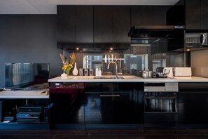 Grand réfrigérateur, micro-ondes, plaque de cuisson, lave-vaisselle