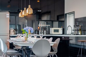 Ático (Extra futon for 7th guest) | Cocina privada | Frigorífico grande, microondas, placa de cocina y lavavajillas