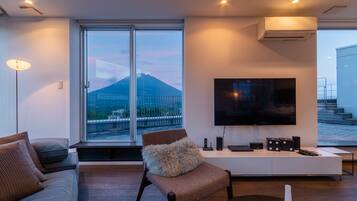 Penthouse (Extra futon for 7th guest) | Khu phòng khách | TV màn hình phẳng, Netflix