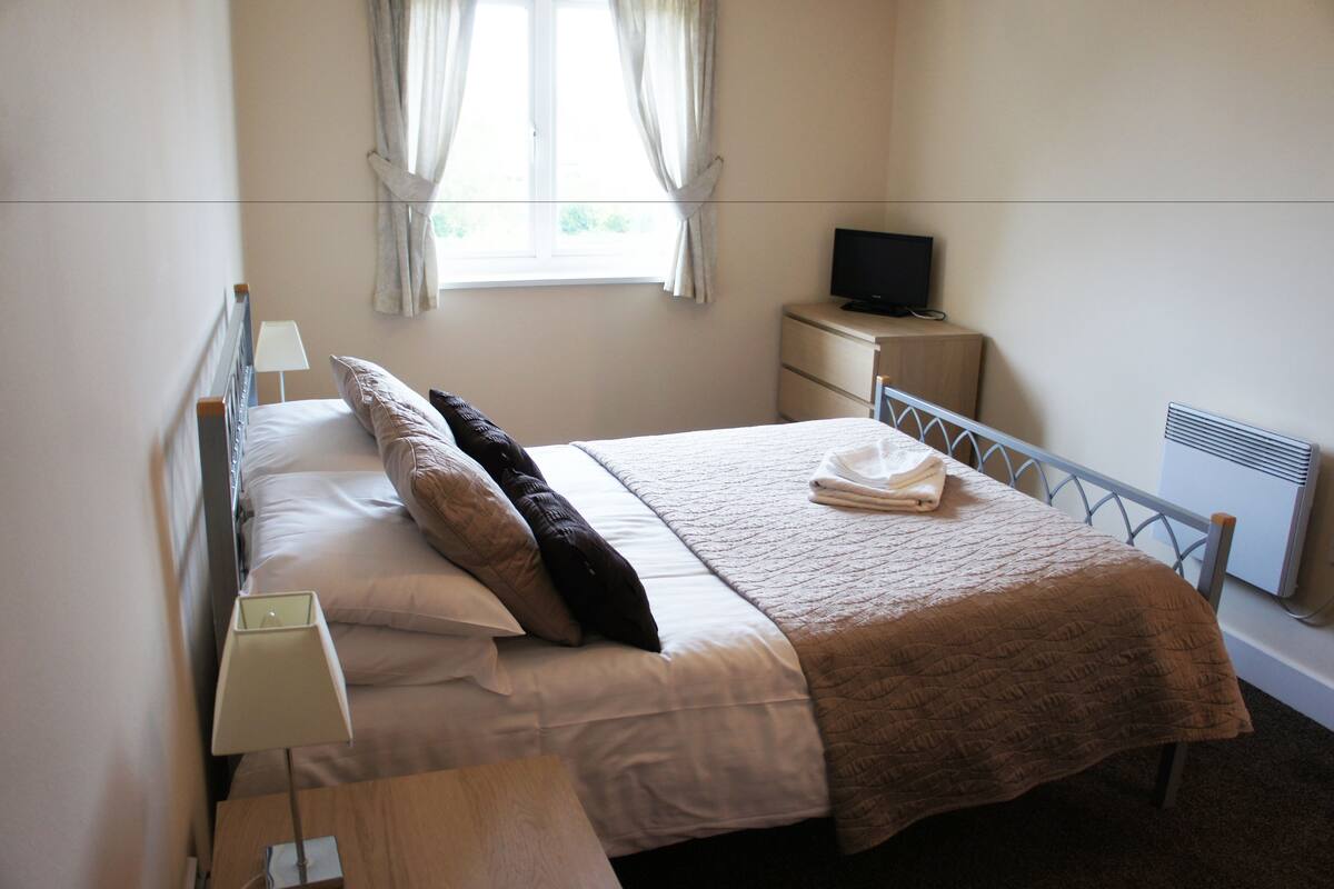 Apartment, 2 Bedrooms | 1 bedroom, iron/ironing board, cribs (free), WiFi (free)