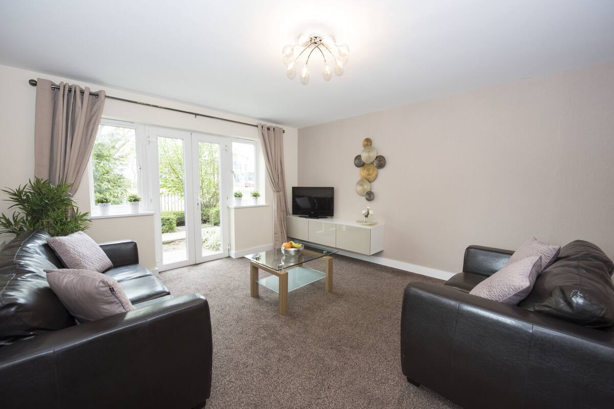 Apartment, 2 Bedrooms | Living room | Flat-screen TV