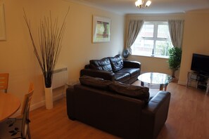 Apartment, 2 Schlafzimmer | Wohnzimmer | Flachbildfernseher