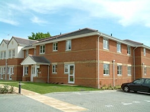 Front of property - Copthorne Court Serviced Apartments (Crawley)