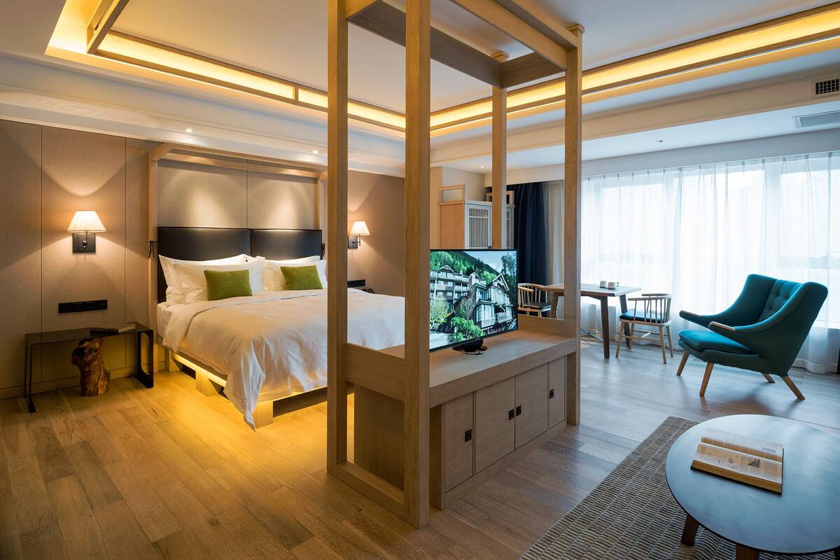 Phòng Deluxe, 1 giường cỡ queen | Minibar, bàn, màn/rèm cản sáng, bàn ủi/dụng cụ ủi quần áo 