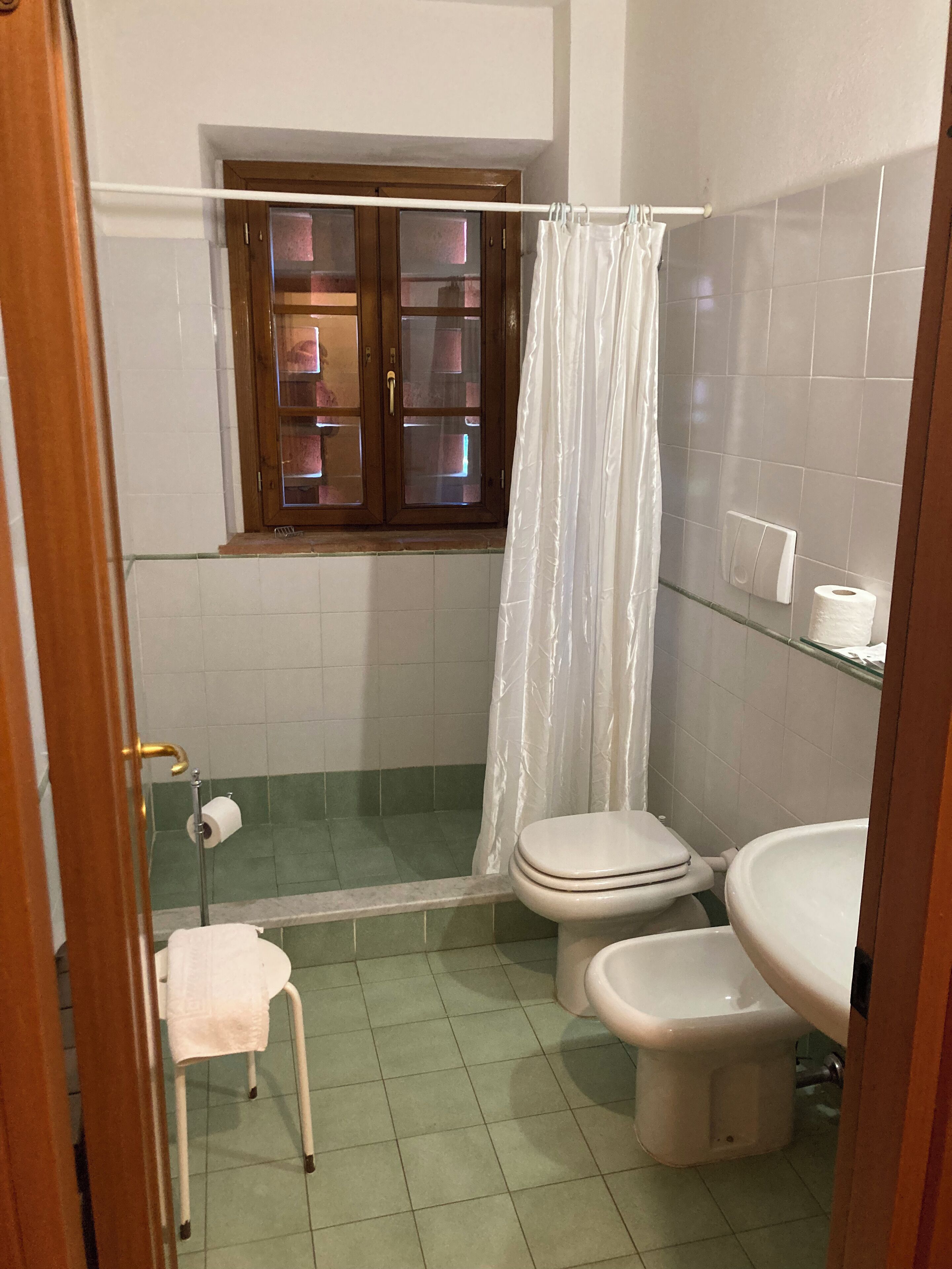 Un baño con ducha, inodoro y lavamanos.