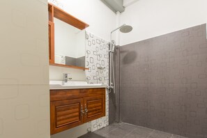 Superior Double or Twin Room, 1 Double or 2 Single Beds, Executive Level | Bathroom shower - Metro Port City Hotel (Colombo)
