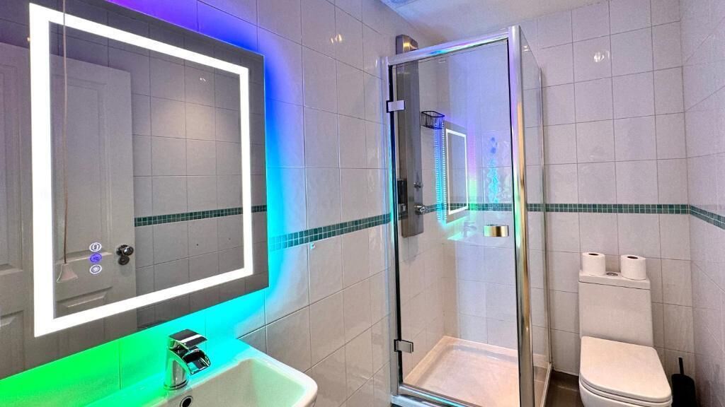 Family Room | Bathroom | Shower, hair dryer, towels, soap